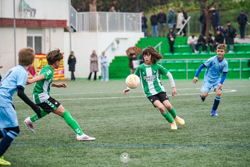 Disputa de balón en Turia Cup