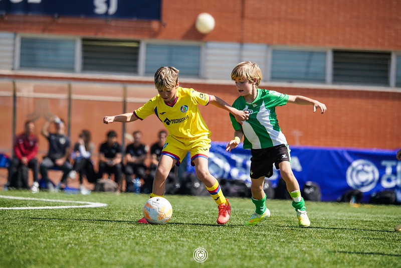 Jugador regateando en Turia Cup