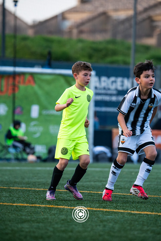 Jugadores disputando el balón en Turia Cup